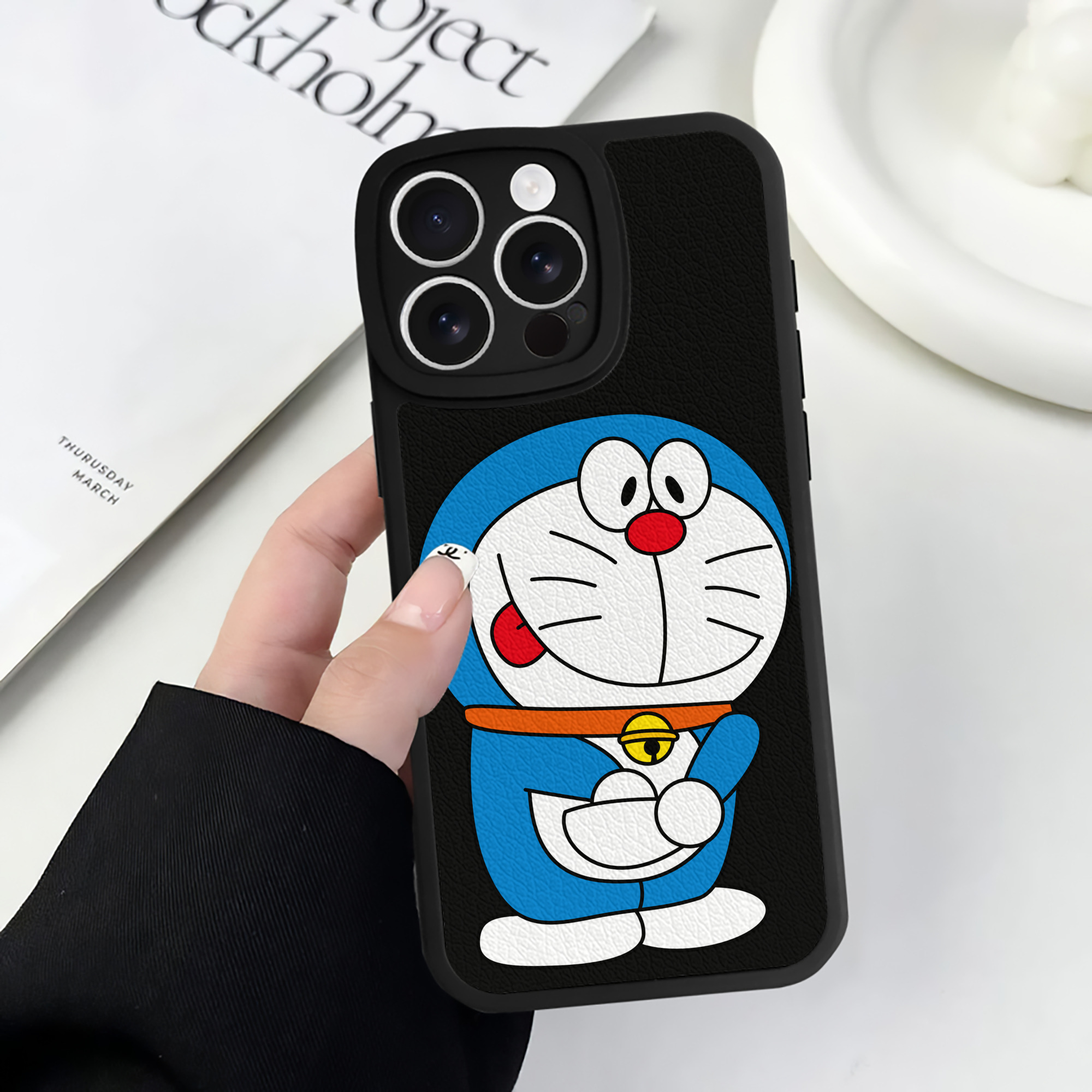（画像用） ドラえもん Doraemon 【iPhone 16シリーズ対応】シリコンスマホケース（レザー調） 材質：シリコン